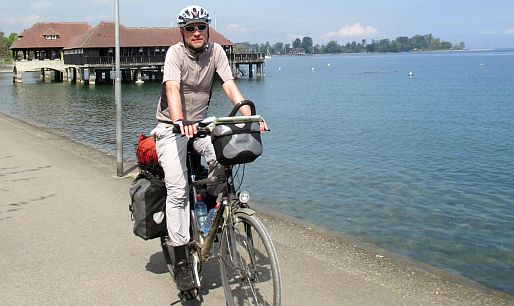 Chris on the Bike vor dem Badehaus von Rorschach am Bodensee, Schweiz