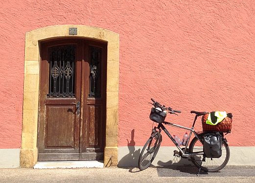Schweiz: Fahrrad vor restaurierter Hausfassade in Le Landeron am Bielersee