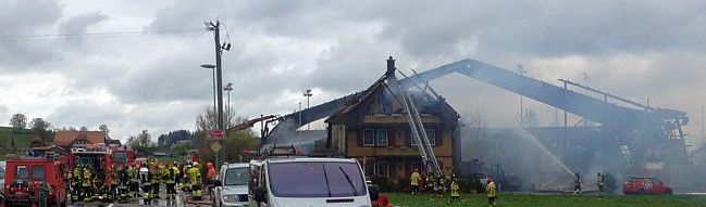 Mamihaus:  Feuerwehr bei den Ruinen einer ausgebrannten Paintball-Halle