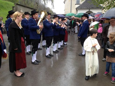 Dorfkapelle am Weißen Sonntag mit Erstkommunion-Kind in Dalaas, Klostertal, Vorarlberg, Österreich