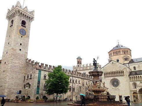 Domplatz mit Kathedrale San Vigilio in Trient/Trento, Italien