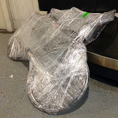 Flughafen 'Frankfurt'-Hahn nach Mitternacht: Panther Dominance Trekking in 150 Meter Frischhaltefolie eingewickelt ist eingetroffen