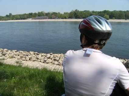 Rast bei Rheingönheim mit Blick auf die Reiß-Insel mit Strandbad bei Mannheim