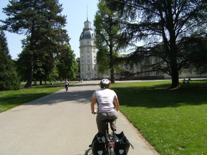 Miri on the Bike vor dem Schloss von Karlsruhe