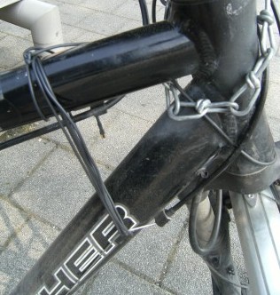 Notbehelf: hochgebundener Schaltzug am Panther Dominance Trekking